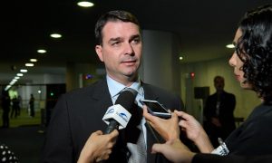 Flávio Bolsonaro entra em campo para tentar barrar CPI do MEC no Senado