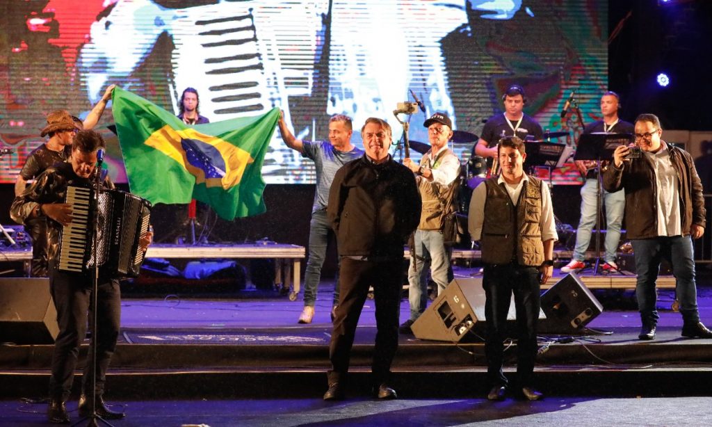 Bolsonaro é vaiado e xingado durante passagem no São João de Caruaru