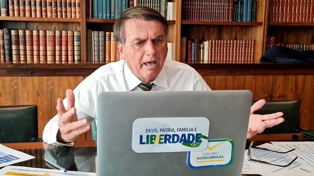 Na Fox News, Bolsonaro defende medicamento ineficaz contra covid e questiona eficácia da vacinação