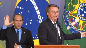 Em meio a nova alta nos combustíveis e inflação de dois dígitos, Bolsonaro volta a mentir: ‘Nossa economia está reagindo muito bem’