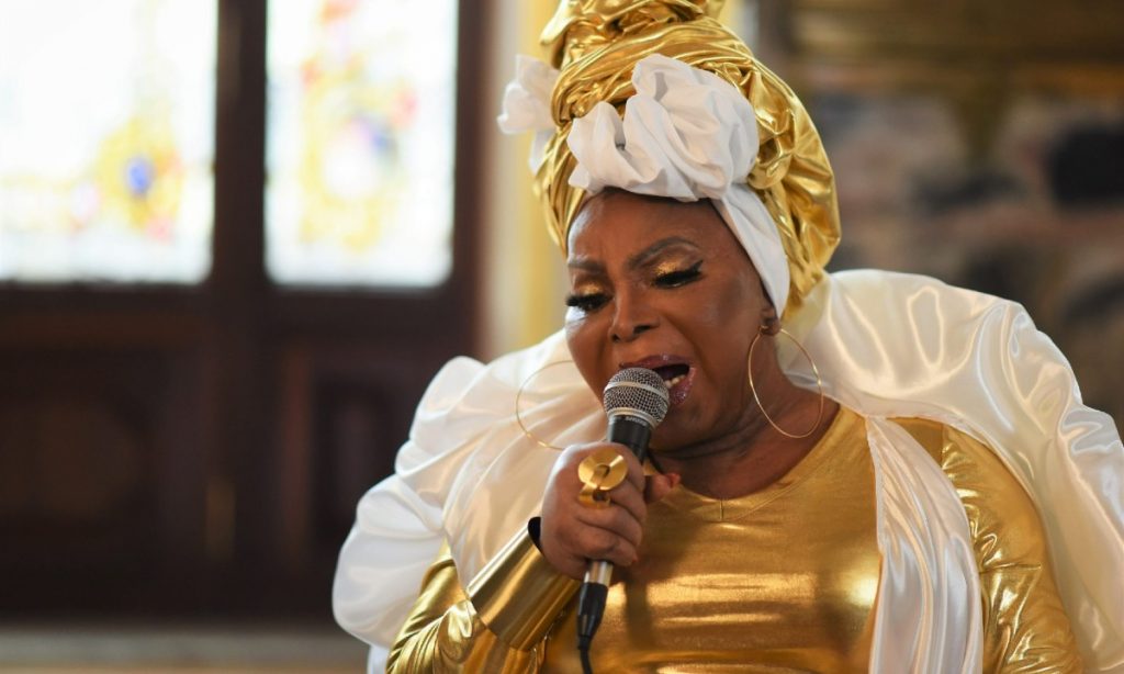 Álbum póstumo de Elza Soares mantém a modernidade de seus últimos discos