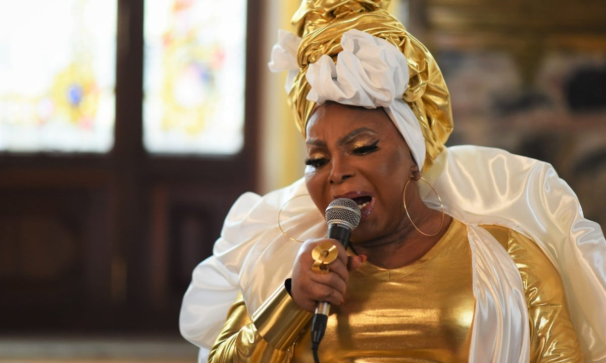 Álbum póstumo de Elza Soares mantém a modernidade de seus últimos discos