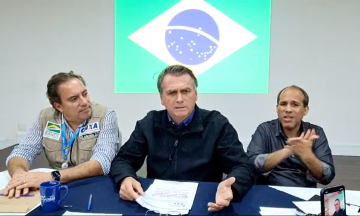 O presidente Jair Bolsonaro (PL), ao lado do presidente da Caixa Econômica Federal, Pedro Guimarães. Foto: Reprodução 