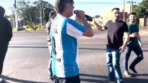 Mamãe Falei e ex-deputado Boca Aberta brigam no meio da rua no Paraná