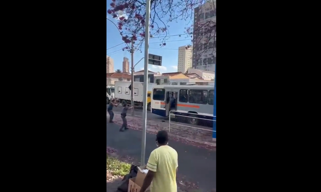 Homem esfaqueia passageiros de ônibus em Piracicaba e mata três