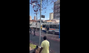 Homem esfaqueia passageiros de ônibus em Piracicaba e mata três