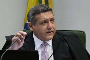Kassio Nunes pede vista quando STF já tinha 8 votos contra recurso de Carlos Bolsonaro