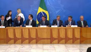 Bolsonaro anuncia PEC para reduzir o preço do diesel, da gasolina e do gás de cozinha