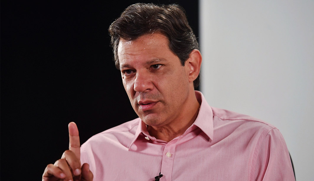 TRE determina a retirada de outdoor com ataques a Haddad, líder das pesquisas em SP