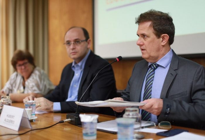 Hubert Alquéres e Rossieli Soares (ao fundo): sucessor e antecessor (Foto: Seduc-SP) 
