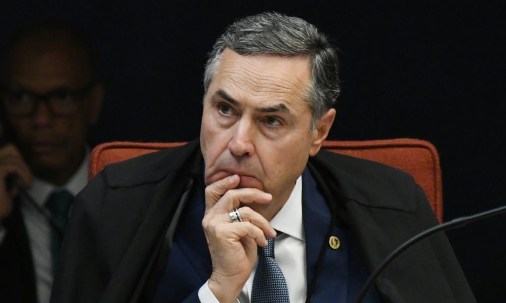 Teremos eleições com sistema eletrônico, garante Barroso após ameaças de Bolsonaro
