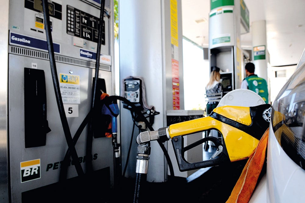 Gasolina na fogueira