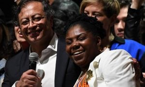 Dividida, Colômbia começa transição para seu primeiro governo de esquerda