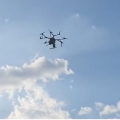 Drone joga líquido malcheiroso em público que aguardava Lula e Kalil em Minas