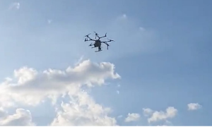 Drone joga líquido malcheiroso em público que aguardava Lula e Kalil em Minas