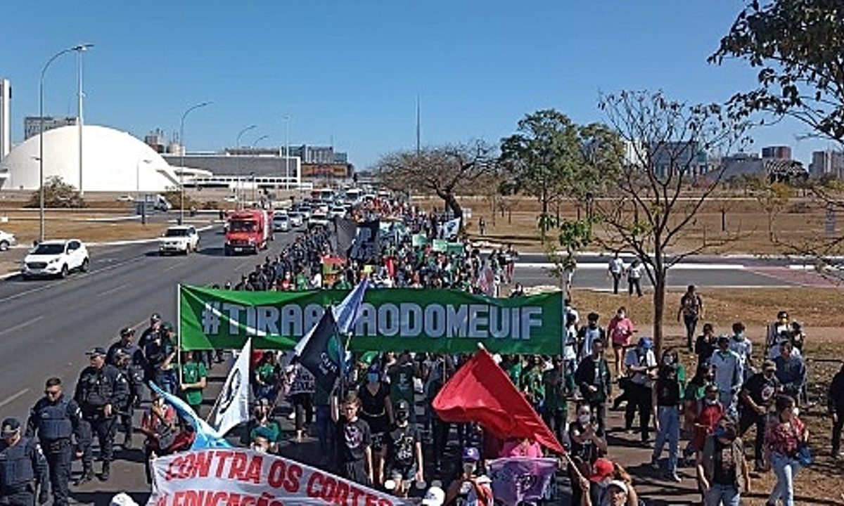 Manifestantes marcham na Esplanada do Ministério para exigir recomposição total do orçamento das universidades federais -Foto: Bruna Pilati
 