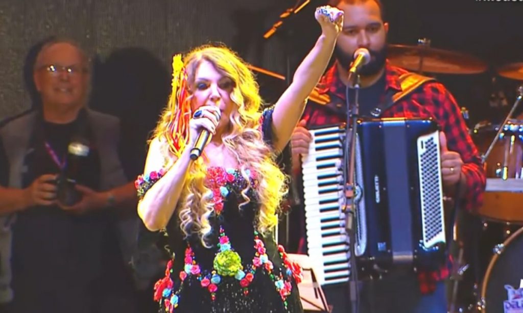 Em show, Elba Ramalho tenta conter manifestações contra Bolsonaro: ‘Não é um comício’