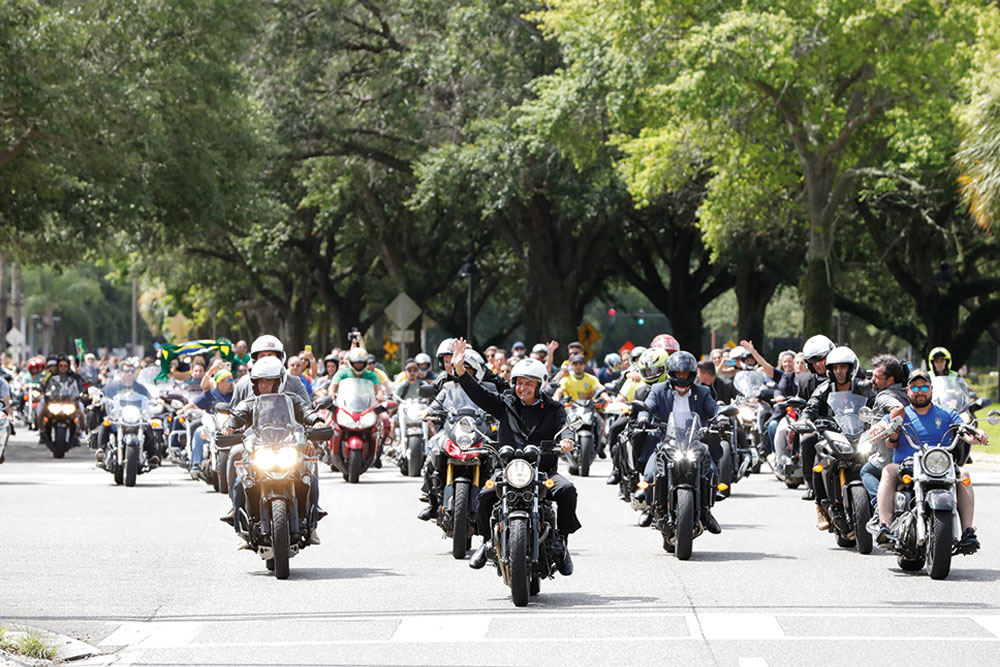 Bolsonaro promove a motociata na Disney de Orlando. Homenageia Mickey ou Tio Patinhas? - Imagem: Alan Santos/PR 