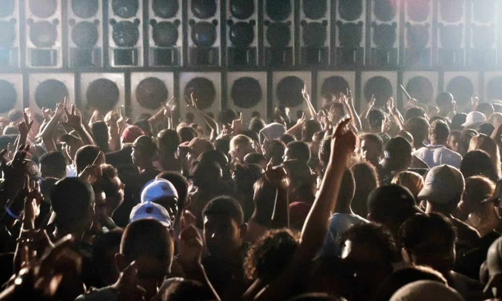 Quando o funk toca, a cidade se move: a música que transforma o território em pista de luta