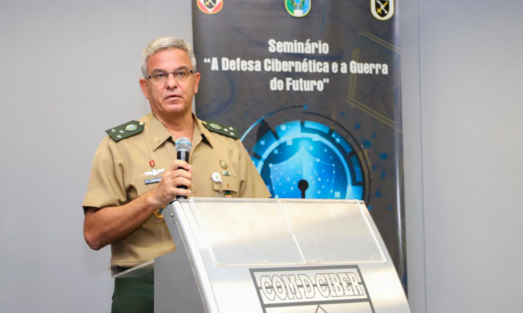 Representante das Forças Armadas fica em silêncio e com câmera fechada em reunião sobre eleições com o TSE