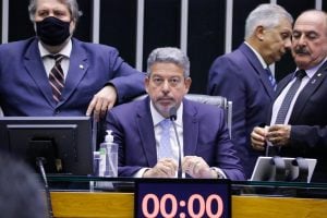Lira rejeita pressão, não recua e pauta votação do PL das Fake News