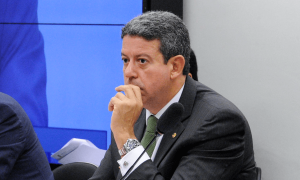 Lira quer mudança na Lei das Estatais para governo interferir na Petrobras