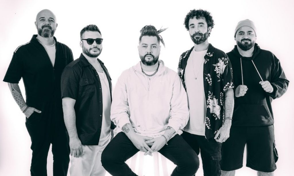 Sólido na cena do reggae, Maneva lança disco com visão de Mundo Novo