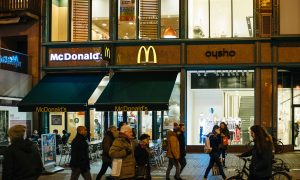 Mais de 700 empregados se unem à denúncia por assédio contra McDonald's no Reino Unido