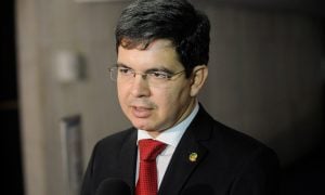Randolfe Rodrigues ameaça pedir inquérito contra Aras por prevaricação