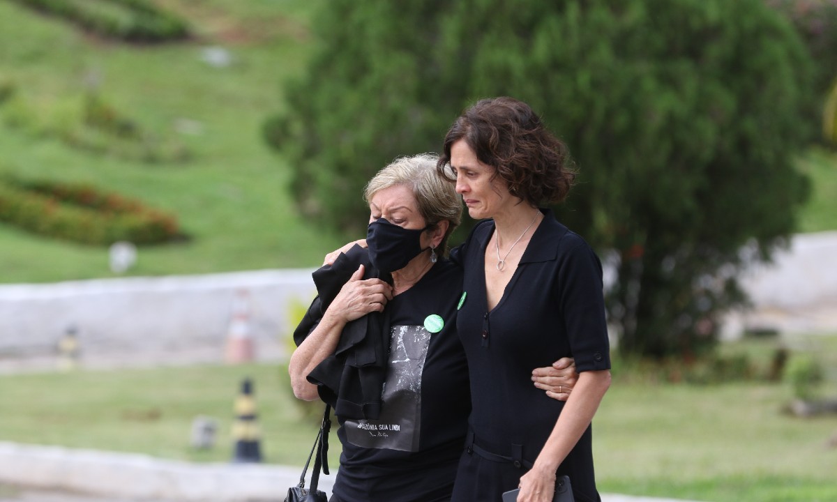 Alessandra Sampaio, mulher do correspondente e sua mãe, Maria Lúcia Farias Sampaio. Foto: Tânia Rêgo/Agência Brasil 