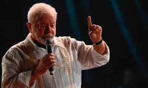 Lula rechaça golpe e diz que Bolsonaro faz discurso ‘típico de covarde’