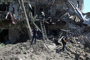 Bombardeios da Rússia prosseguem no leste da Ucrânia, que espera nova ajuda