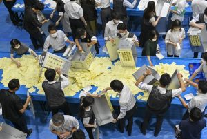Partido governista no Japão garante ampla vitória em eleições após assassinato de Abe