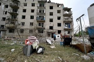 Bombardeio contra prédio residencial deixa 15 mortos no leste da Ucrânia