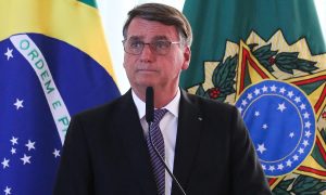 Em culto, Bolsonaro volta a atacar signatários de manifesto por democracia