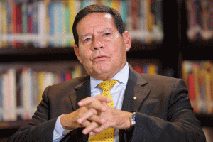 Mourão sai em defesa de Bolsonaro e nega riscos à democracia: 'Pânico não justificado'