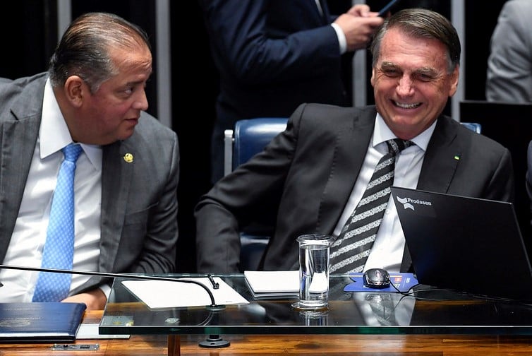 Líder do governo no Congresso Nacional, senador Eduardo Gomes (PL-TO), e Jair Bolsonaro.

Foto: Jefferson Rudy/Agência Senado 