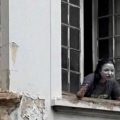 O que ‘A Mulher da Casa Abandonada’ nos diz sobre a expiação do racismo e a espetacularização da miséria?