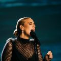 Adele se manifesta contra Bolsonaro durante show em Londres