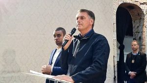 Bolsonaro diz a evangélicos que tem aprendido a se aproximar das mulheres