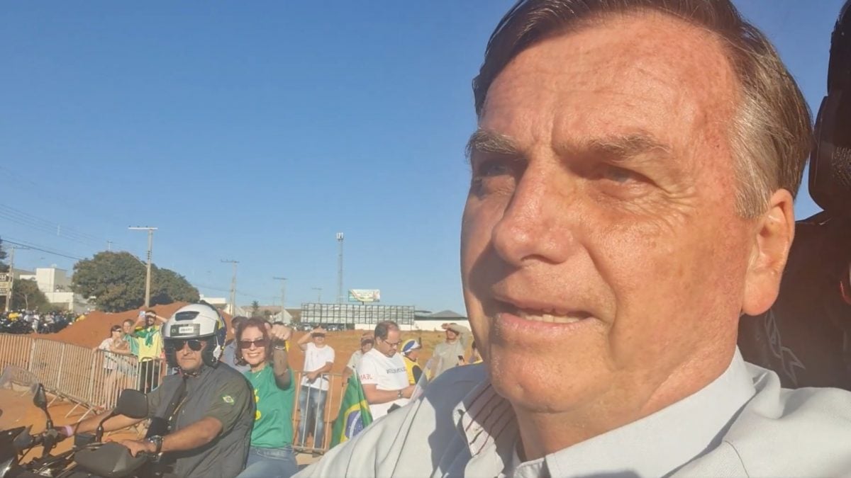 Escoltados pela PRF, Bolsonaro e Carla Zambelli andam de moto sem capacete em Uberlândia