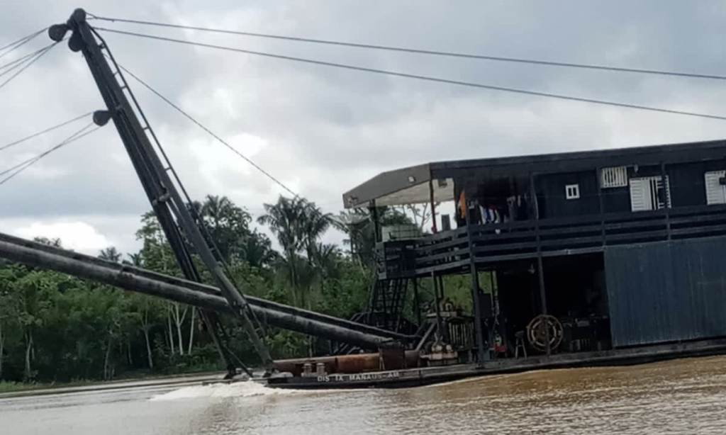 Balsa de garimpo invade área protegida e mais preservada da Amazônia