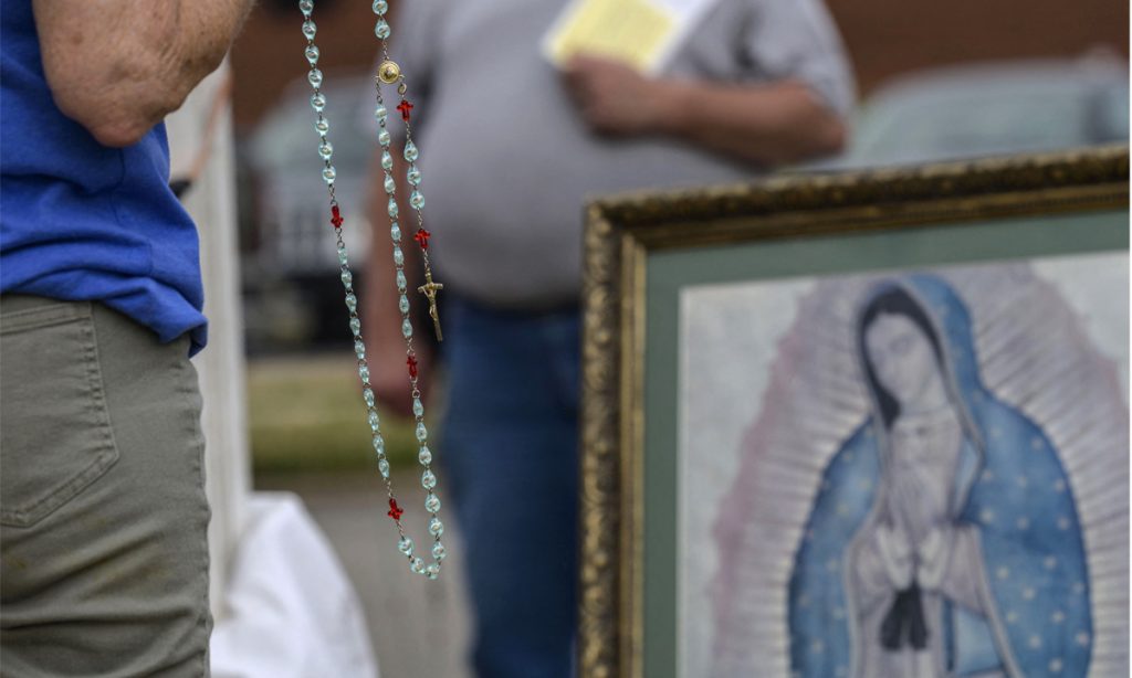 Sagrada e profana: o discurso sobre a mulher e a hostilidade horizontal