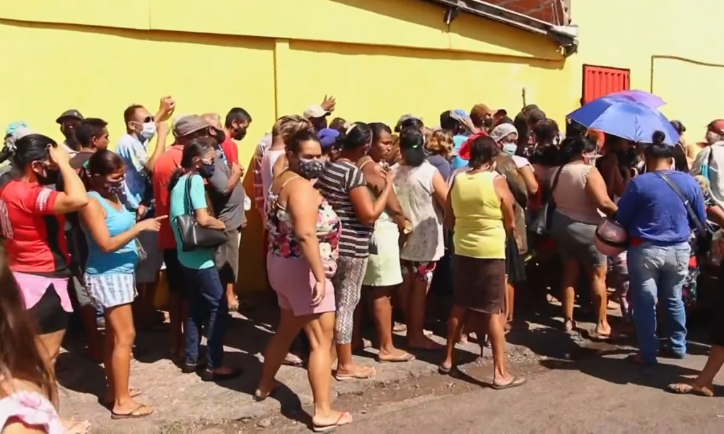 Fila da fome em Cuiabá recebeu ossos de 'qualidade', diz governador de Mato Grosso