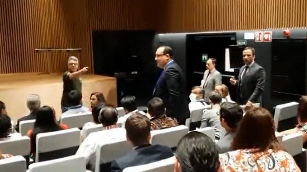 Aos gritos de assassino e miliciano, presidente da Funai deixa evento da ONU