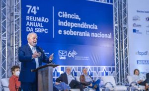 Lula defende investimento na ciência e diz que o Teto de Gastos ‘tira do pobre para dar ao rico’
