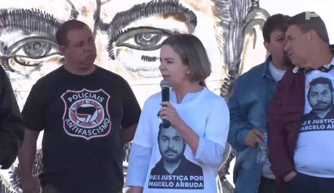 Gleisi Hoffmann critica Bolsonaro em ato em memória de Marcelo Arruda: ‘Ódio tem sido sistematicamente incentivado’