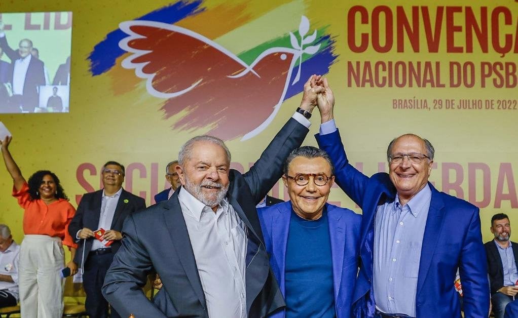 Lula sinaliza para as Forças Armadas e diz que Bolsonaro trata militares ‘como objetos’