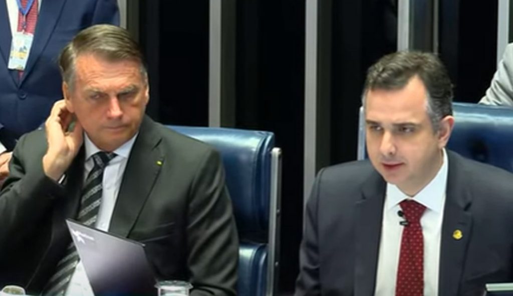 Bolsonaro vai ao Congresso Nacional e Pacheco promulga a PEC Eleitoral