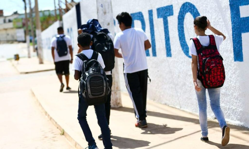 Adolescentes brasileiros têm consumido mais álcool e drogas e usado menos a camisinha